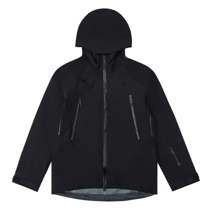 终端现货放店 凯乐石 MONT X全天候硬壳GTX防水登山冲锋衣 男女同款 中国硬壳,中国山地色,每座山都有自己的脾气性格每个色彩都有自己的力量,随昼夜更替,色彩在雪山之巅绽放出令人惊叹的生命力与美感,吸引登山者去探寻相遇那一抹难忘的色彩. 面料+特点: 1️⃣GORE TEX 3L面料,应对多变气候带来的暴风雨雪考验,同时防风透气带来更好的穿着体验,防水、防风、透气、轻量、抗撕裂耐磨,透气5000+ 2️⃣这款独特的外部,采用高密T800Gore-tex记忆三合一白膜可特面料,全衣压胶工艺.高密科技型面布,防风,耐磨,强防水,配合三合一工艺使得面料更为挺阔有型了男女同款 3️⃣弧形帽檐,更好的防风防雨不遮眼,可调节帽檐和下摆抽绳.高开胸袋,背负时便捷存取,兼容攀登背包及安全带,背负时存取便捷,储物空间充足. 4️⃣全身多处刺绣全部采用日本进口顶尖田岛刺绣机,户外运动人体工学设计,提升运动表现 5️⃣调节袖袢升级,更贴合强防护,增加魔术贴覆盖区域,单手操作更容易贴合.可拆卸防风雪裙,全面遮蔽风雪,满足滑雪等户外运动需求. 6️⃣可单手调节下摆,防风倒灌,下摆抽绳可单手轻松调节,内置可拆卸泡棉,防止穿着安全带时向上滑移 7️⃣高开大容量插手胸袋,兼容攀登背包及安全带,背负状态也能轻松.360°三维风帽,帽随脸动可兼容头盔,连帽设计可调帽子抽绳,保暖头盔兼容. 颜色: 黑色